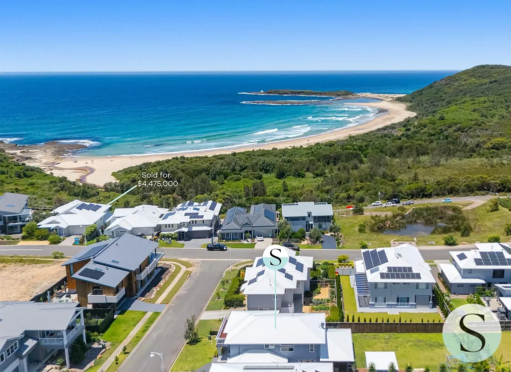 Catherine Hill Bay 5બેડરૂમ Just 2 Homes off Stunning Moonee Beach, Live Entirely on the Lower Level & Let the Kids/Grandkids Enjoy Upstairs Views, Living, Bedrooms & Bathrooms