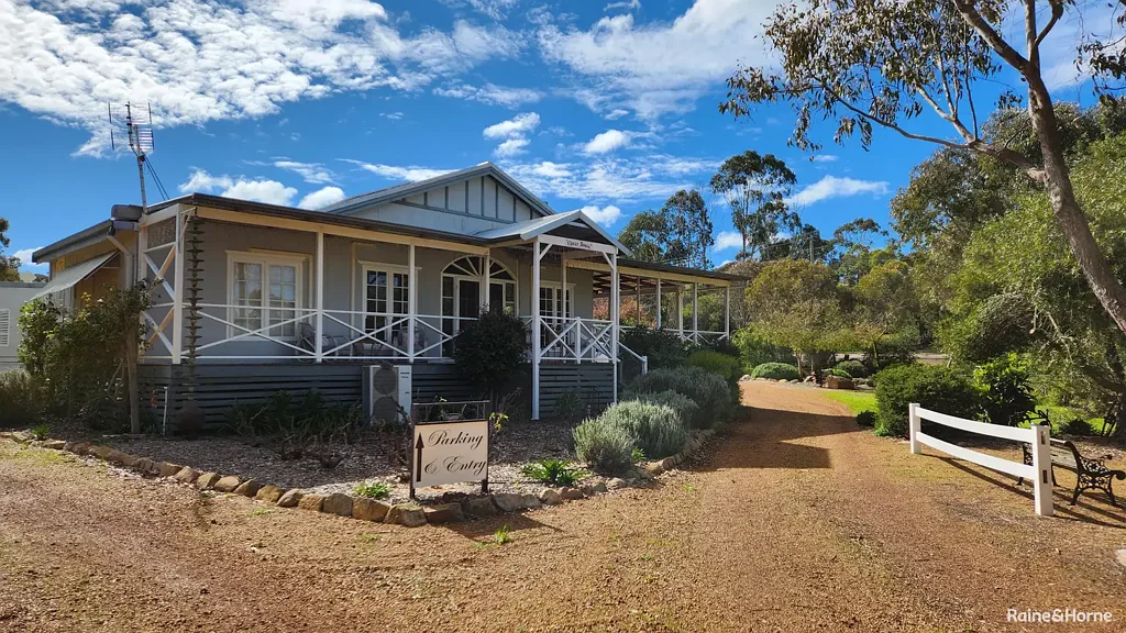 Kojonup 5 Bedroom Clover House - Home or Bed and Breakfast