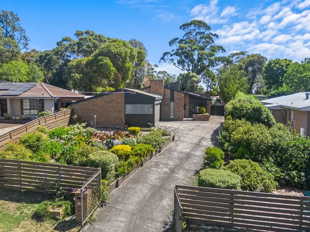 Ballarat East 3ਬੈੱਡਰੂਮ Spacious family living with Exceptional Garaging in Sought after Location