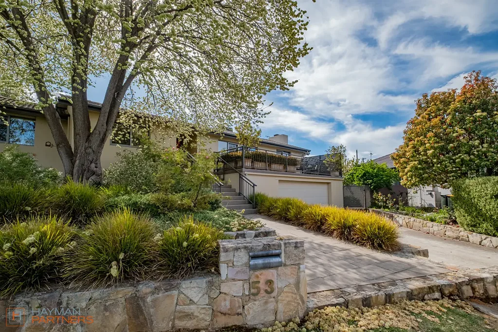 Curtin 4कमरा Immaculate Multi-Level Home with Sweeping Views and Exceptional Living Spaces
