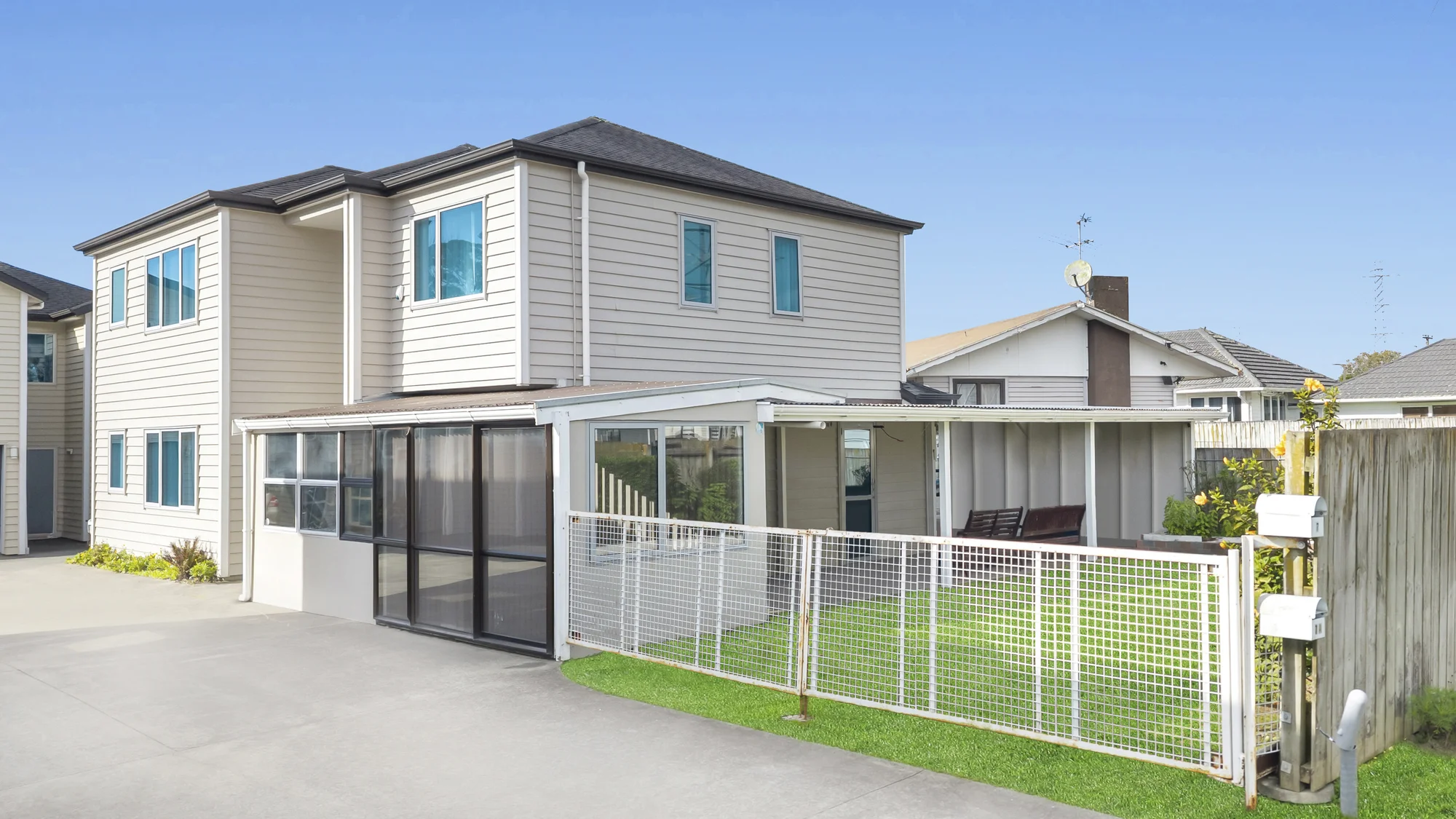 Pakuranga 4Moenga AUS BOUND VENDORS - SPACE + INCOME POTENTIAL
