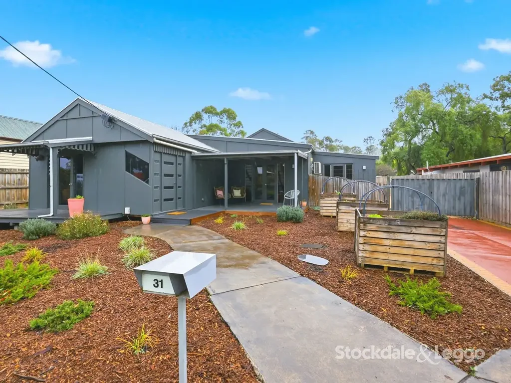 Maddingley 6房 宽敞6卧设计 地块1048m² 独立附属住宅 多功能生活区 步行优质学校 娱乐休闲近便 Spacious 6 Bedroom Family Living with Versatile Guest Accommodation on 1,048m² (Approx.)