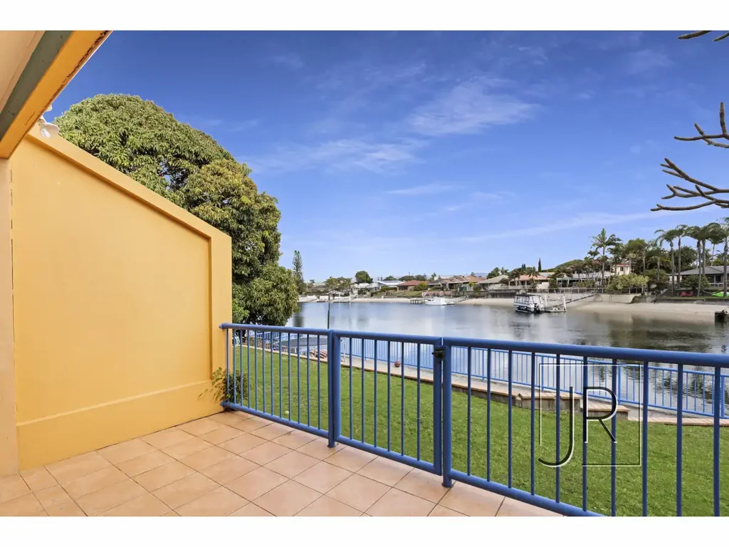 Waterfront 2 Storey Villa, Close to Pacific Fair