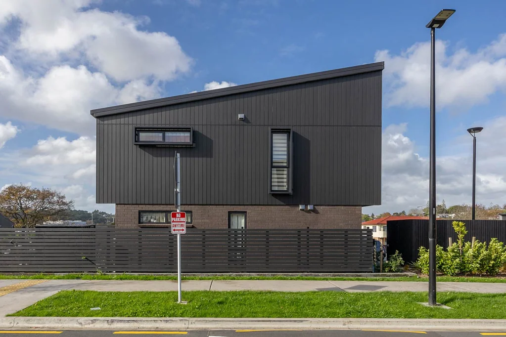 Glen Eden 2房 业主必售！近新联排别墅，紧邻  Parrs Park，生活质感爆棚！ Vendor Upgrading – Must Sell! Great Opportunity!