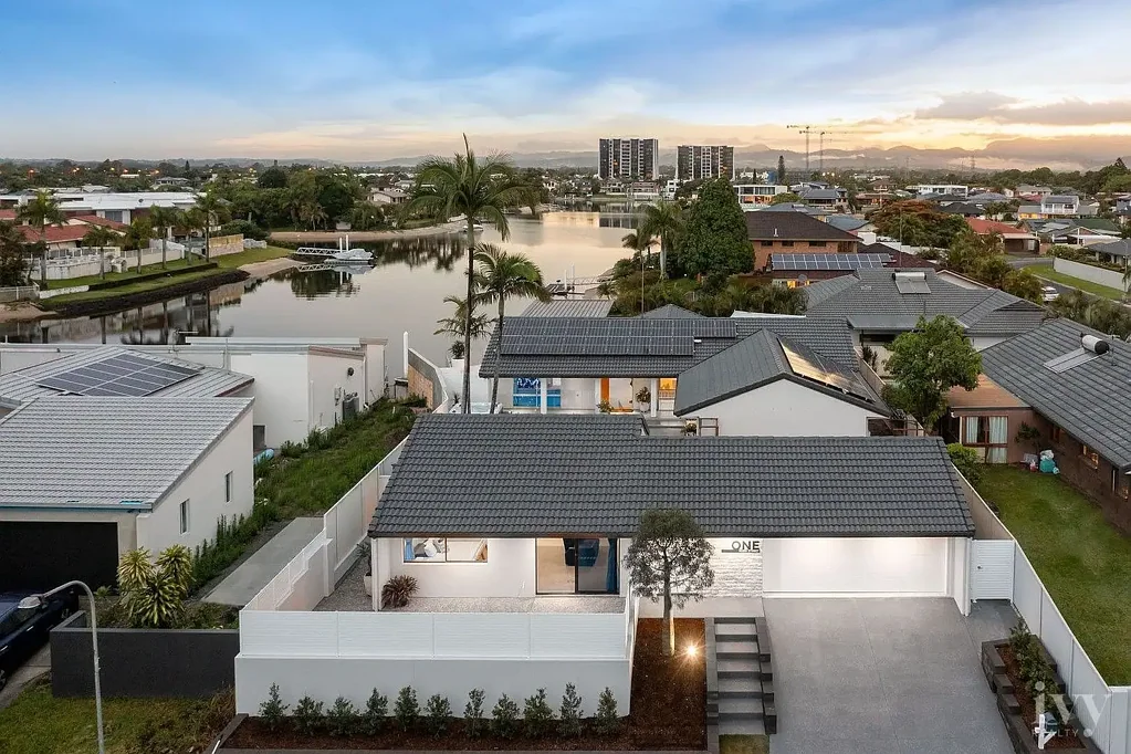 Broadbeach Waters 5ਬੈੱਡਰੂਮ Waterfront Prestige in Broadbeach Waters Enclave