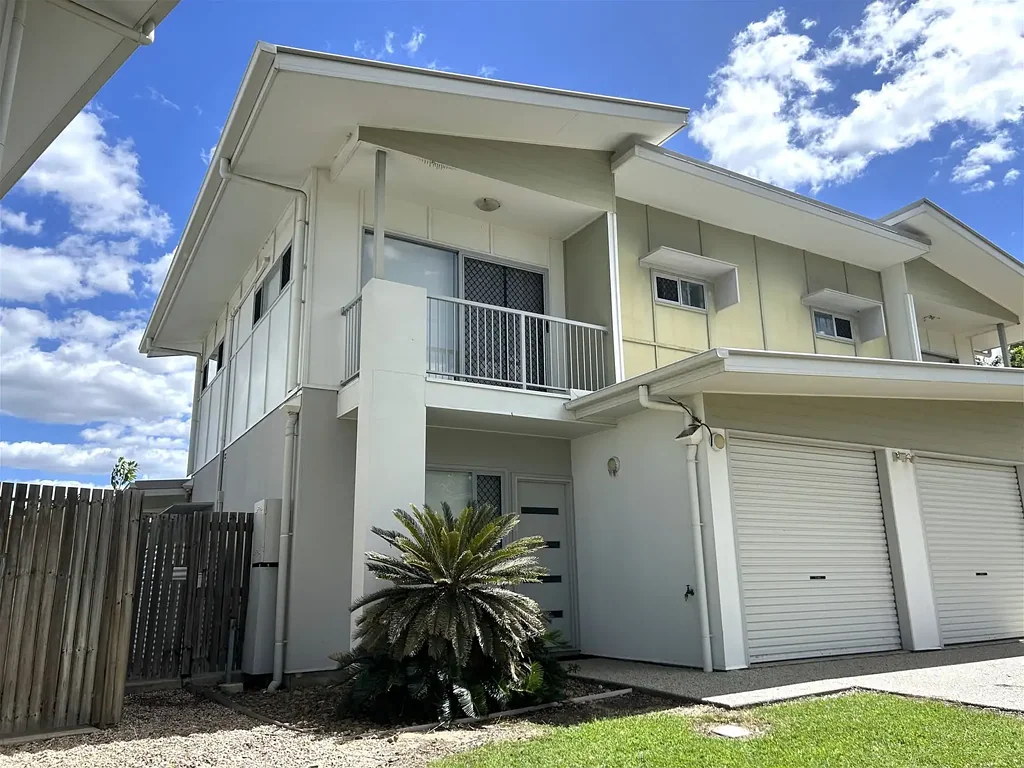 Middlemount 3 Bedroom Townhouse - Over 9% gross return & no Body Corp fees