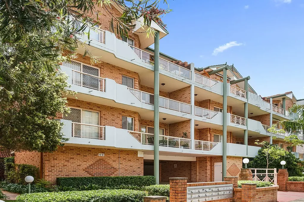 HOUSE-SIZED ENTERTAINERS APARTMENT