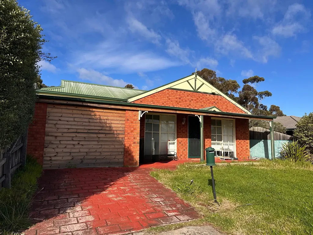 Spacious Family Home in Prime Roxburgh Park Location