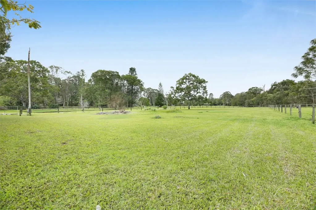 Tallebudgera 5 Bedroom Flexible Multi-Generational Living Opportunity, Backing onto Schuster Park