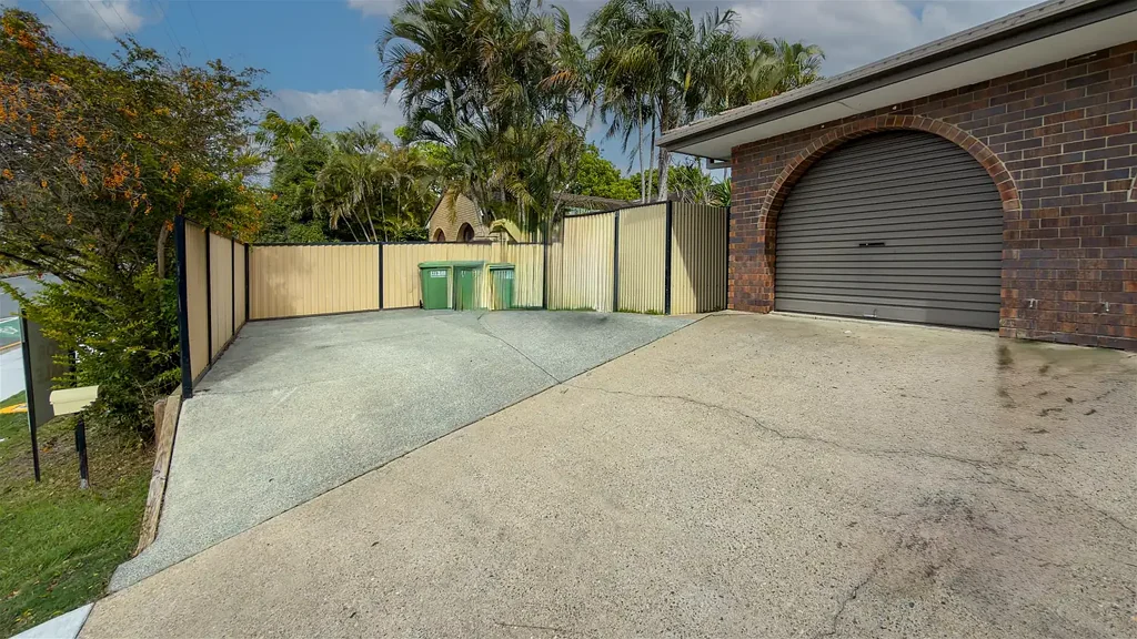 Arundel 2房  PRIME ARUNDEL DUPLEX - INVESTMENT OPPORTUNITY WITH VALUE-ADD POTENTIAL