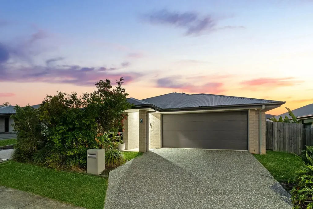 Yarrabilba 4房 时尚家庭生活，多功能起居区和泳池 Stylish Family Living with Multiple Living Zones & Pool