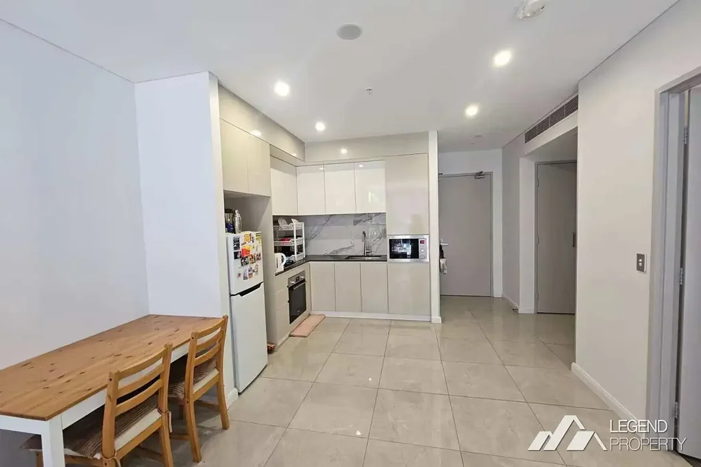 Furnished! Luxury living In the prime location of Mascot