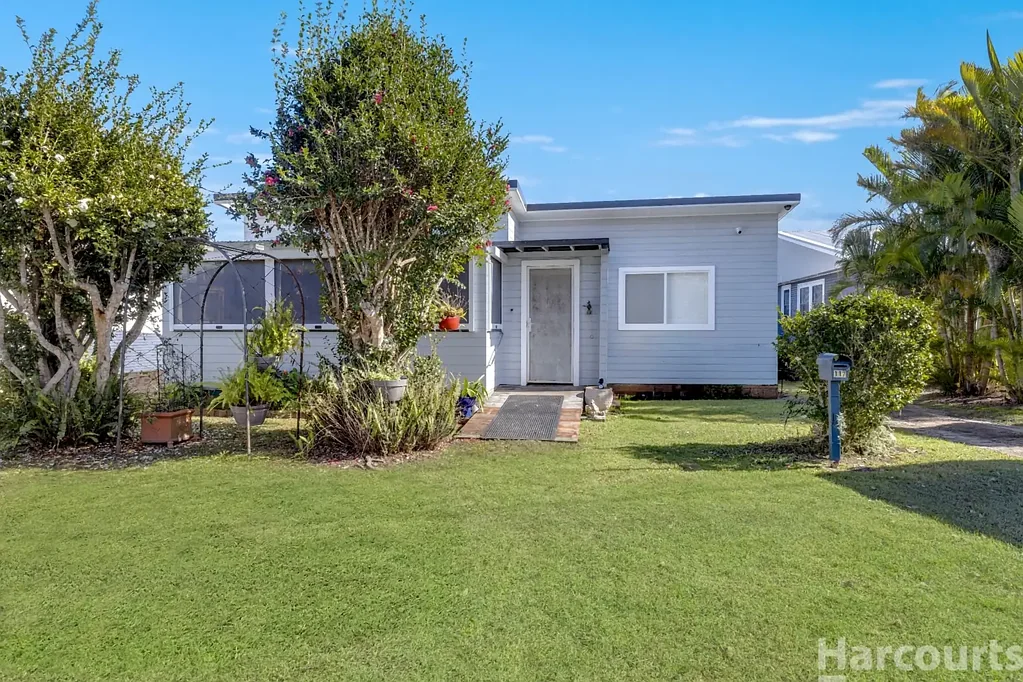 South West Rocks 2房  Leave the Car at Home with Spacious Living, Solar Power, Spa, Flexible Utility Space and a Large Backyard in South West Rocks