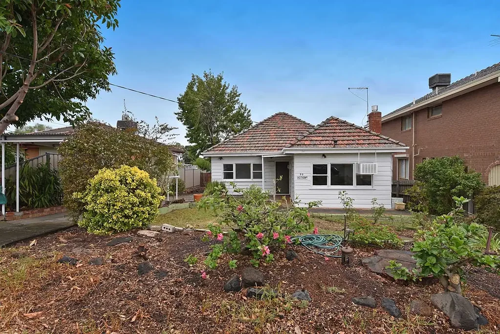 Niddrie 3房  Authentic 1950's Home on Generous 650m2 (approx.)