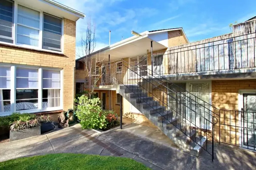 Large studio apartment in the heart of Hawthorn