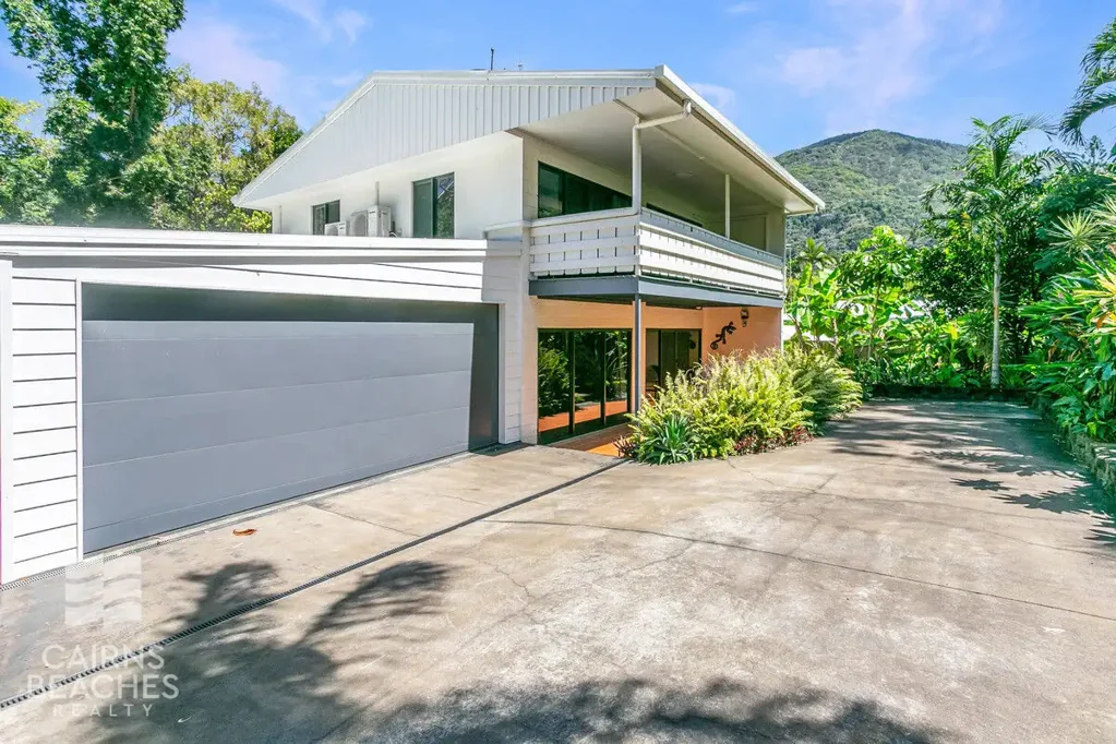 Renovated Home in Palm Cove - Fully Furnished | inc. Gardening
