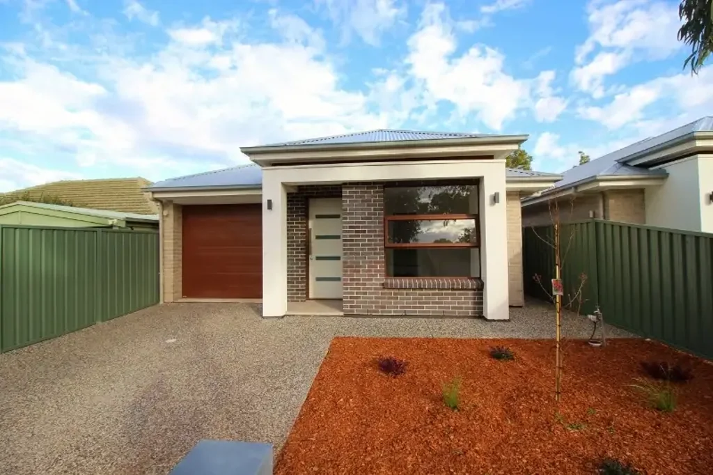 DESIGNER FAMILY HOME. 3 OR 4 BEDROOMS. REAR YARD.