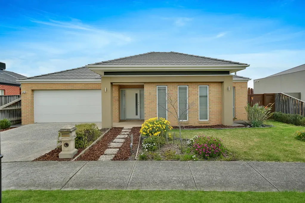 Contemporary Family Living in Prime Location!!