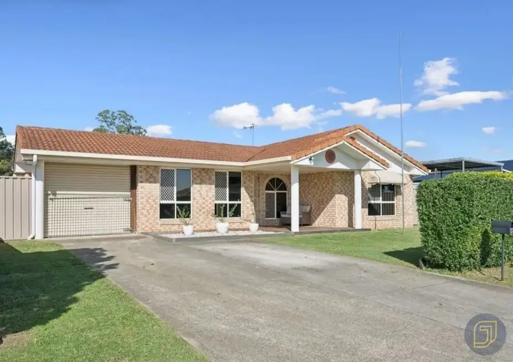 Convenience, Comfort & a Huge Outdoor Entertaining Area!
