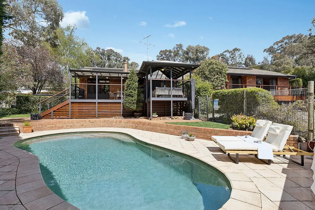 Fraser 5ਬੈੱਡਰੂਮ Elevated sanctuary backing Mt Rogers Nature Reserve - 1854sqm block