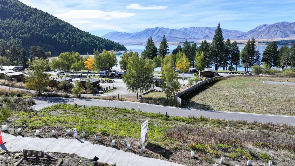 Lake Tekapo Section in Pure Splendour: Station Bay Lake Tekapo