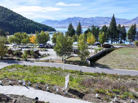Lake Tekapo  Section in Pure Splendour: Station Bay Lake Tekapo
