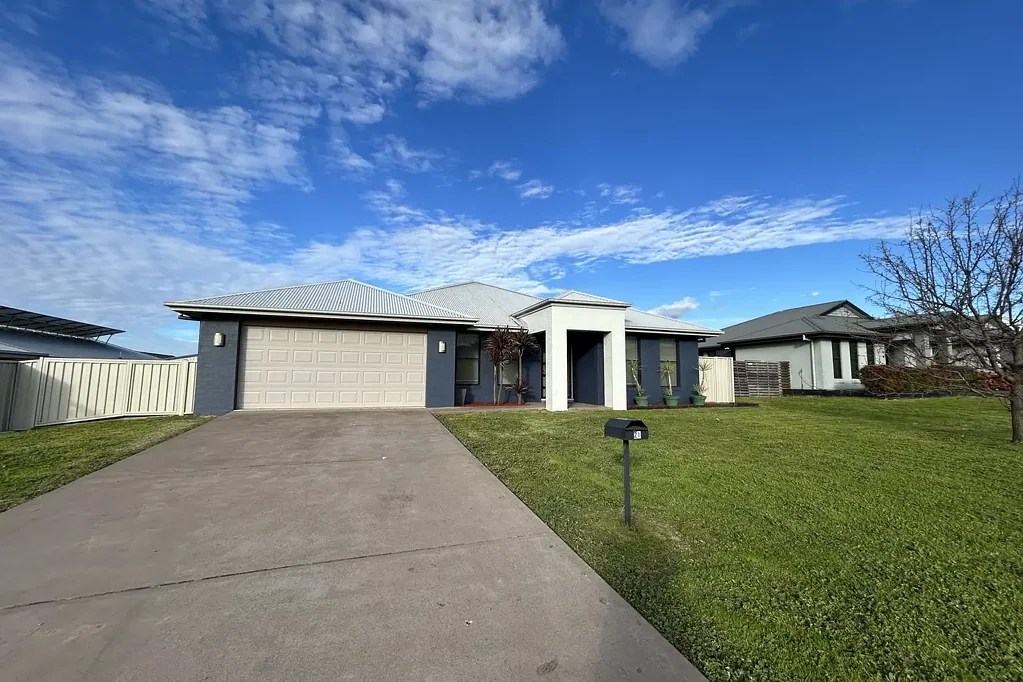 LARGE FAMILY HOME