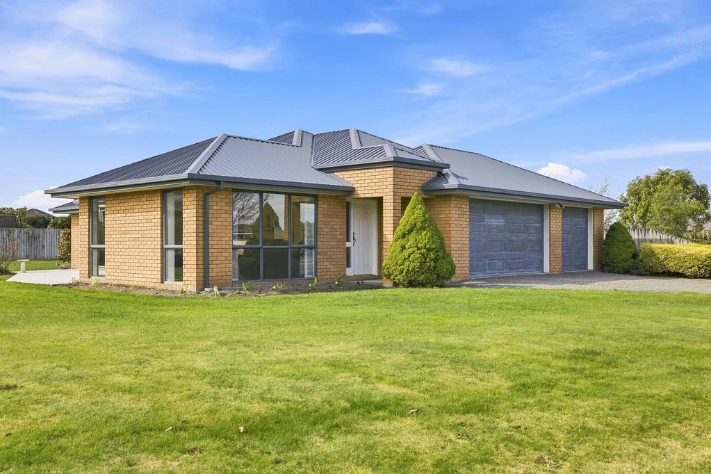 Amberley 3 Slaapkamer Triple-Car Garaging Meets Exceptional Comfort