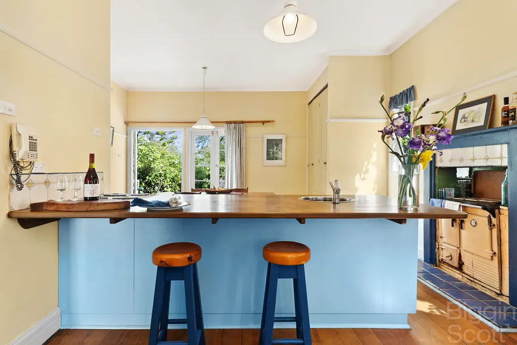 Daylesford 2 Bedroom Charming Retreat on Cornish Hill with Development Opportunities