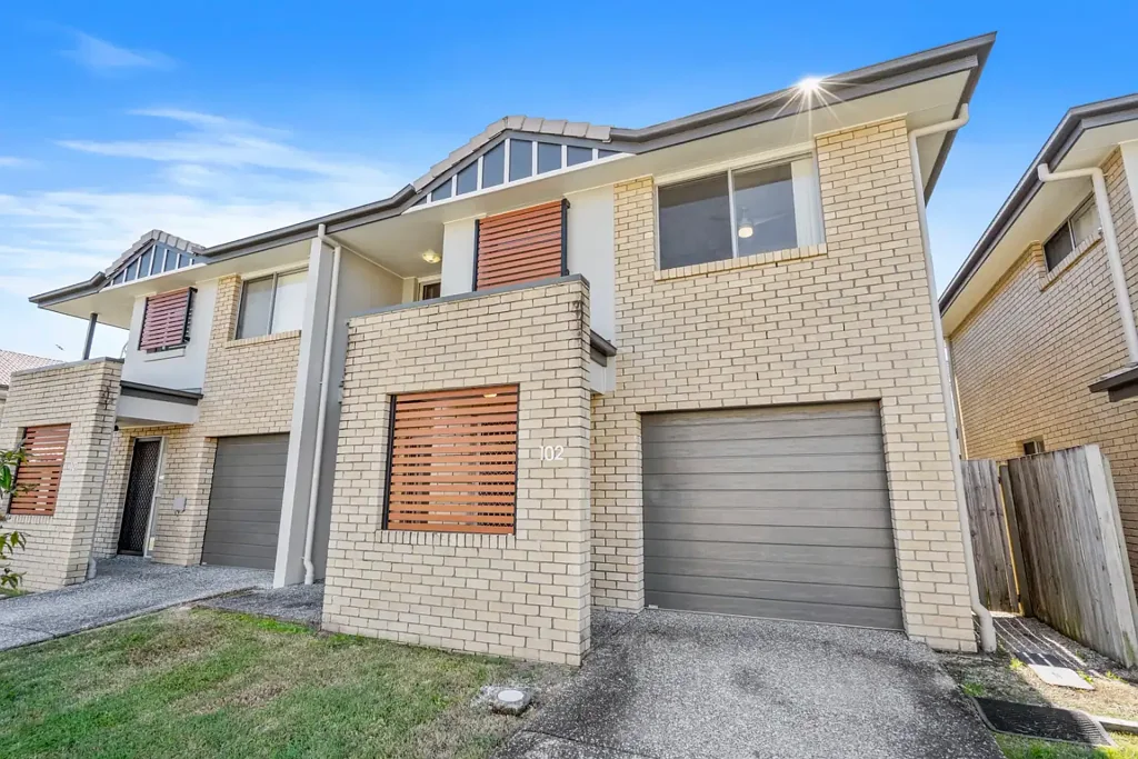 Stunning Townhouse in Secure Complex!