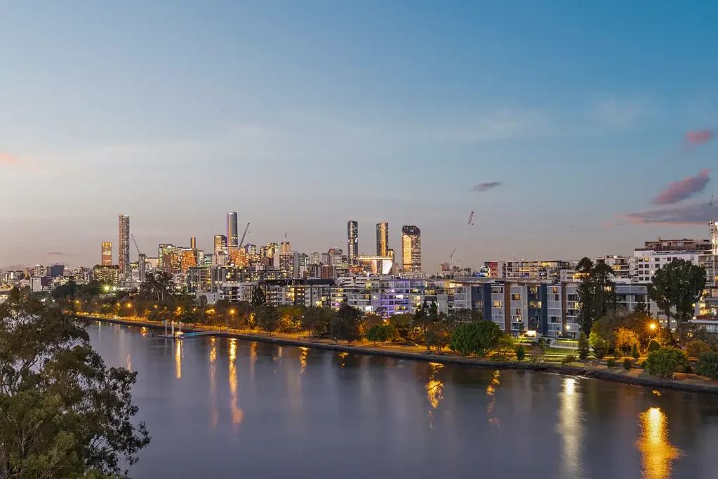 Toowong 3房 河岸高地顶层157㎡ 东北朝向三卧两卫 Miele厨电 全屋空调 安全车位 娱乐阳台 精品社区 Exceptional Views - Open Sat (6th) 12:30 - 1:00pm