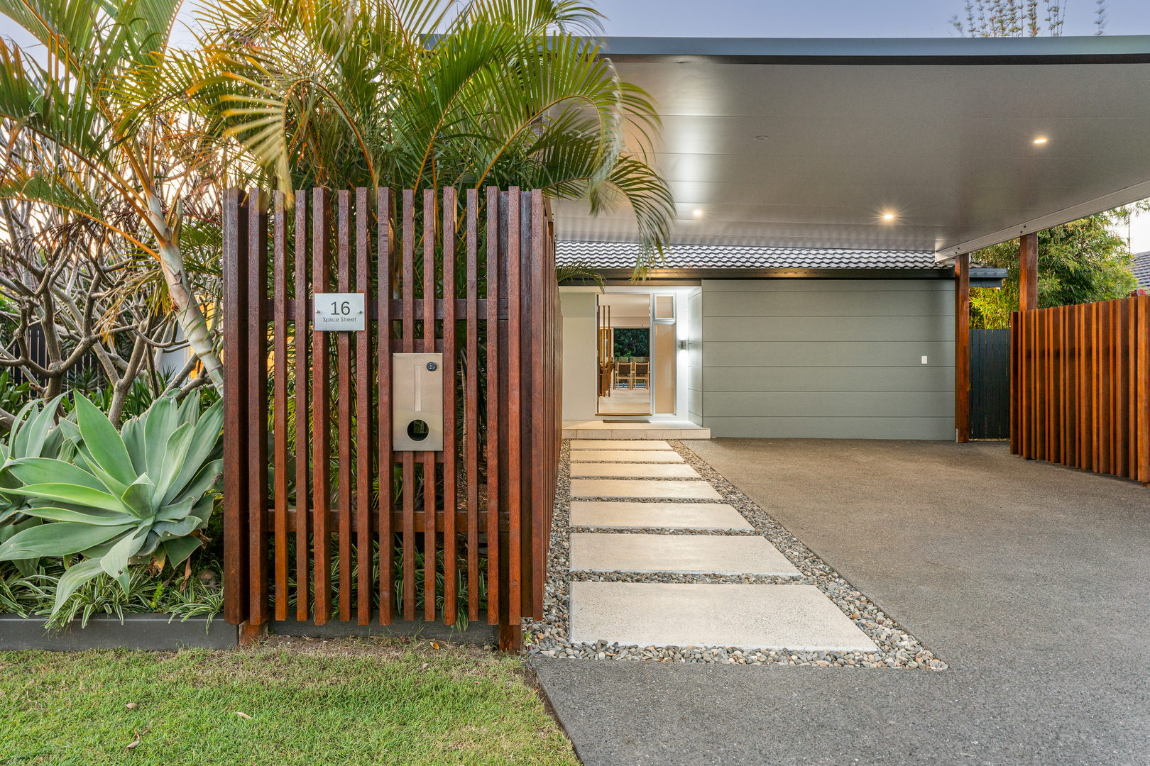 16 SPLICE ST, MERMAID WATERS QLD 4218, 0 habitaciones, 0 baños, House