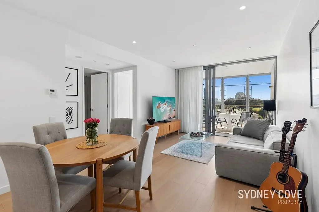 Barangaroo 1Moenga LUXURY NORTH EAST APARTMENT WITH VIEWS OF THE HARBOUR BRIDGE IN BARANGAROO