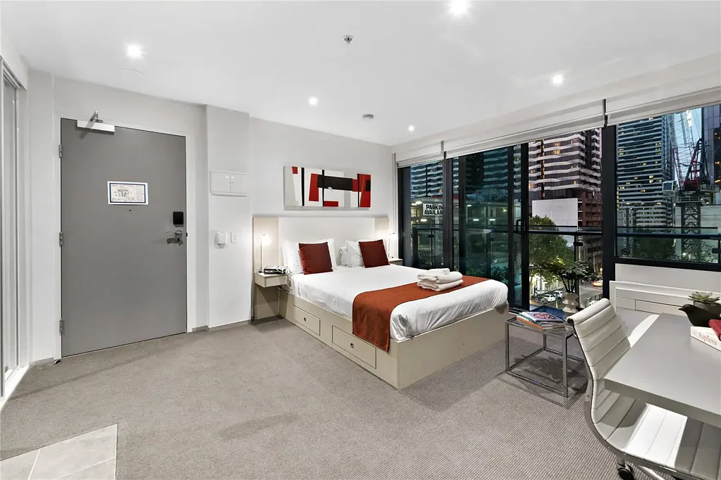 Light filled and spacious one bedroom apartment in ideal CBD location