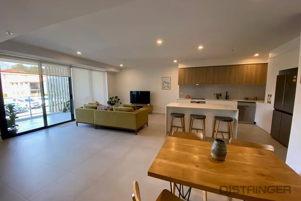 "SWELL" IN THE HEART OF COOLANGATTA