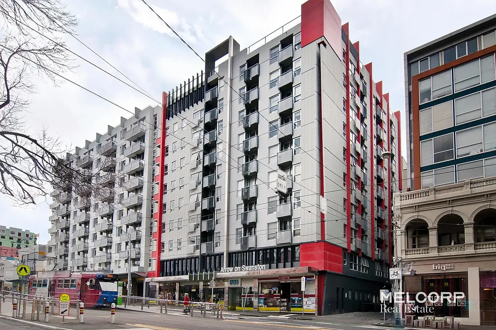 Carlton 2房 墨尔本便捷生活 两居室设计 智能实用空间 宽敞卧室 专用书房 私人阳台 城市设施齐全 加热泳池 健身房 桑拿房 现场管理 步行可达 Effortless City Living on Swanston Street