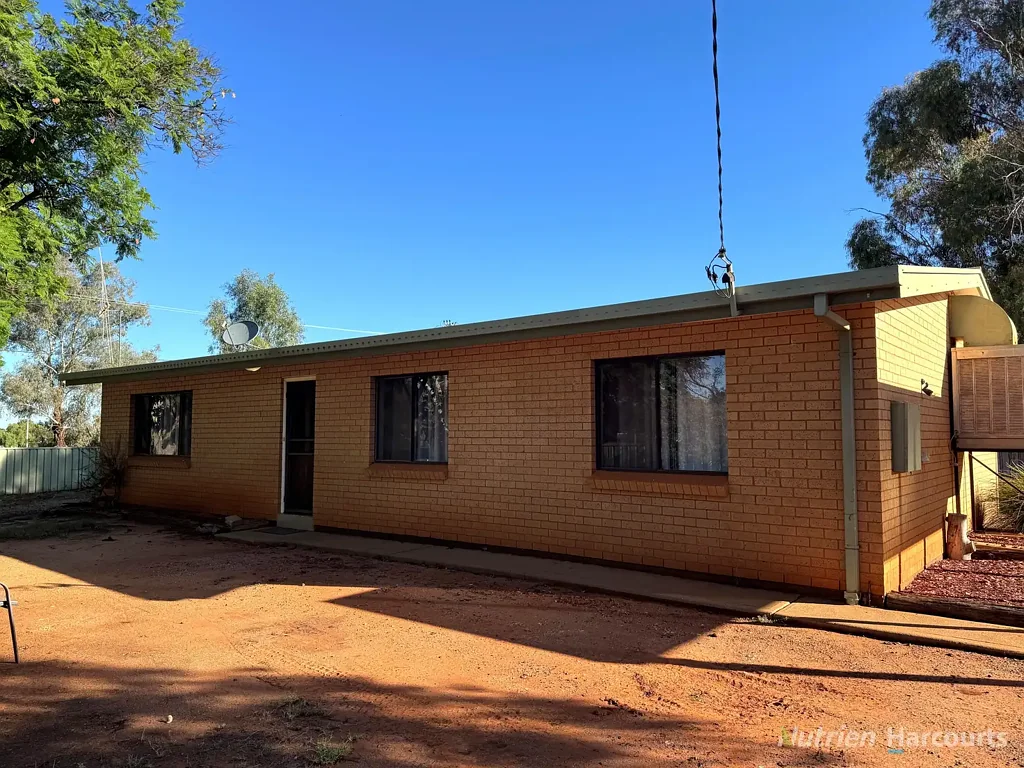 Cobar 4 Bedroom Brick, private, modern!