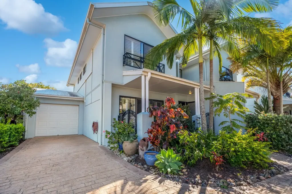 Mudjimba 3房  Perfect Coastal Lifestyle — Space, Style & Location!