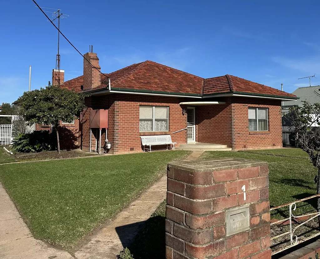 Henty 2部屋 Timeless Red Brick Home in a Prime Central Location