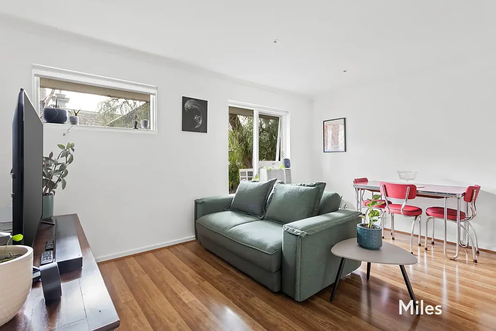 Alphington 2房 精品顶层两卧 朝北后向朝向 单层设计 现代厨房卫浴 低维护生活 河畔地段 停车位安保 Renovated & Ready Low-Upkeep Riverside Living