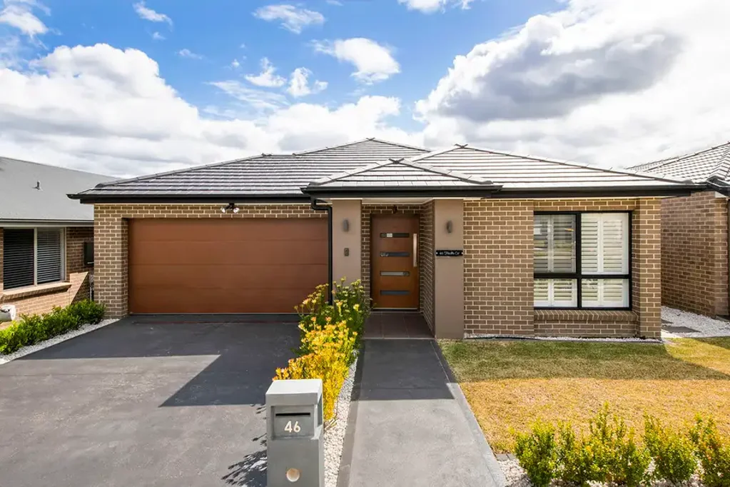 Jordan Springs 4 Bedroom Spacious & Stylish Family Home in the Heart of Jordan Springs