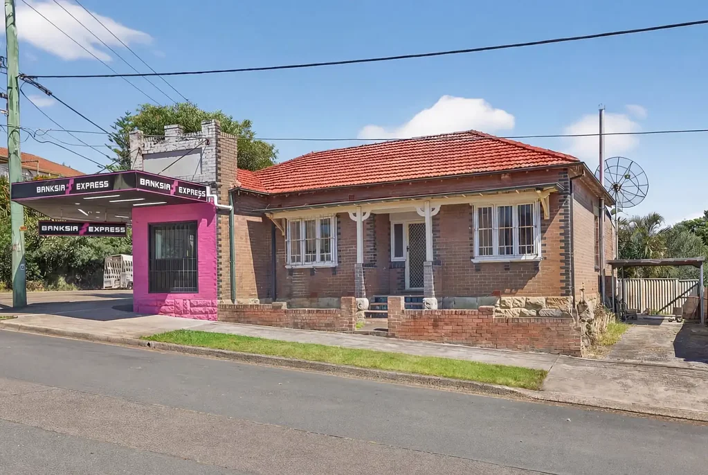 Banksia 3房 转角店铺旺铺 3卧舒适住宅 土地近400平米 公园学校近便 Free-Standing Combined Retail shop and Residential home!