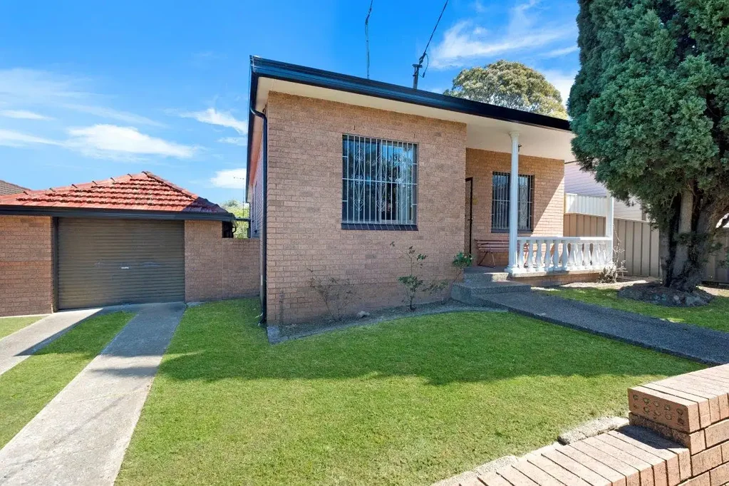 DELIGHTFUL & SPACIOUS HOME IN CONVENIENT LOCATION!