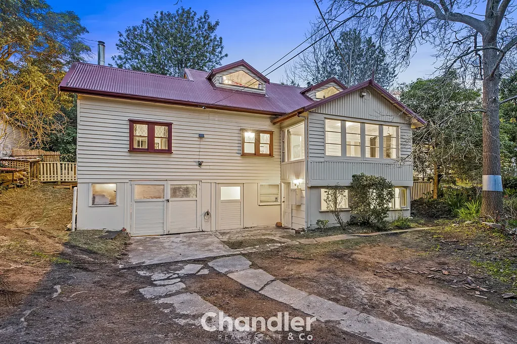 Upper Ferntree Gully 4 Slaapkamer Character, Space and Flexibility Across Three Levels