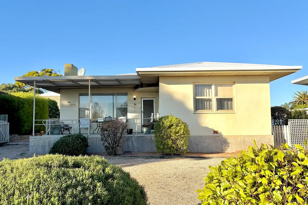 Streaky Bay 3chambre Classic Coastal Position with Water Views, Huge Potential & an Incredible Shed!