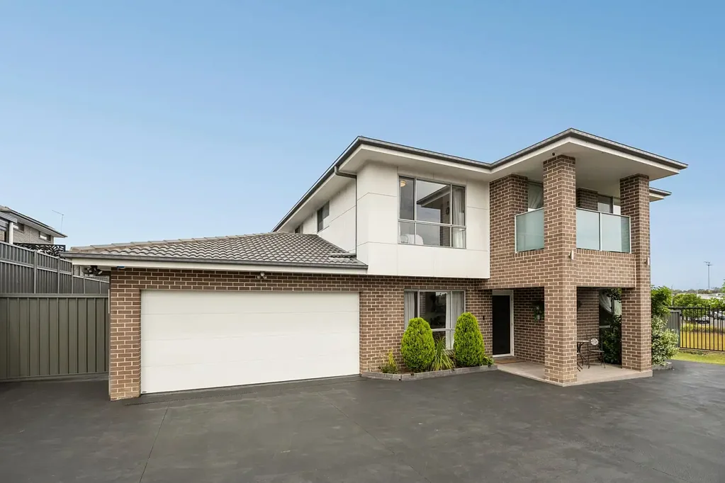 Denham Court 6Zimmer Modern Luxurious Family Home on 1014 Sqm with Rare 11 Car Garage!