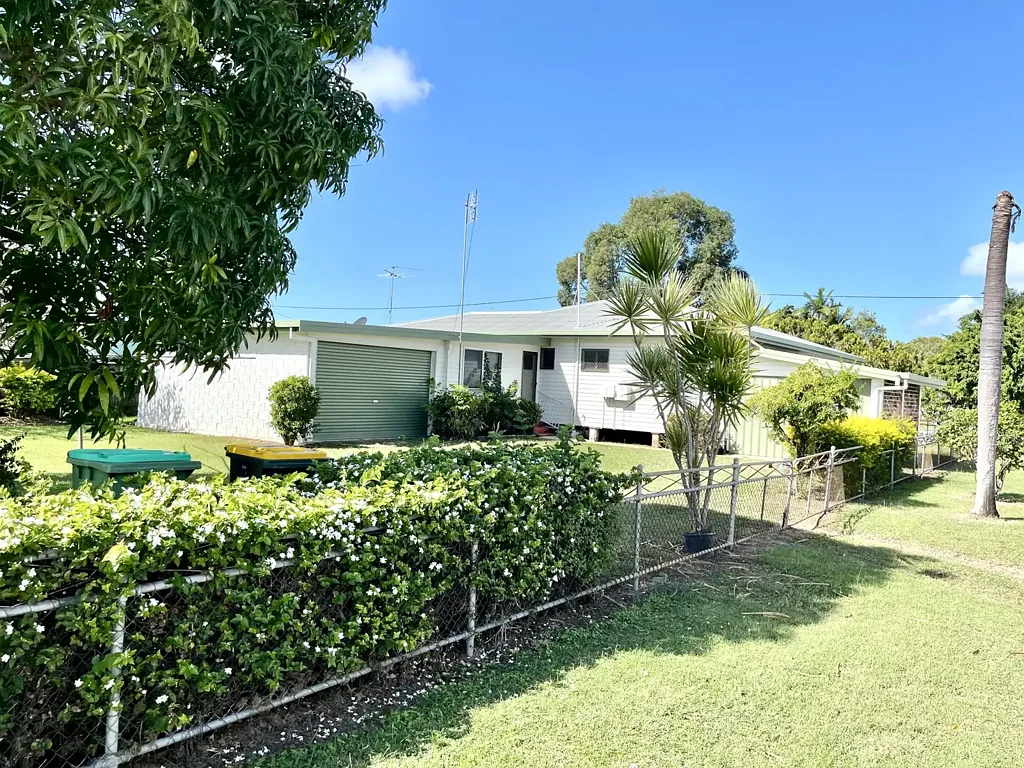 Ayr 4 Bedroom 4 Bedroom Home with 1002m2 Lot - 100mtrs from Woolworths