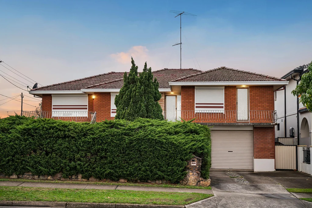 Spacious 6-Bedroom Family Home with Dual Living Potential