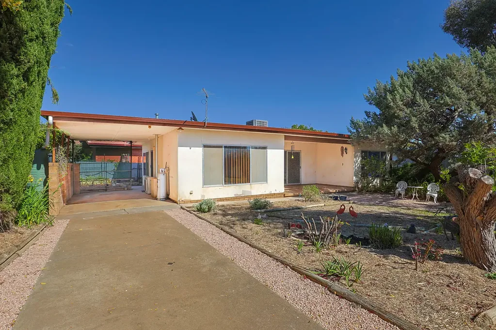 Merbein 2房  Solid conite Charm on a corner allotment.