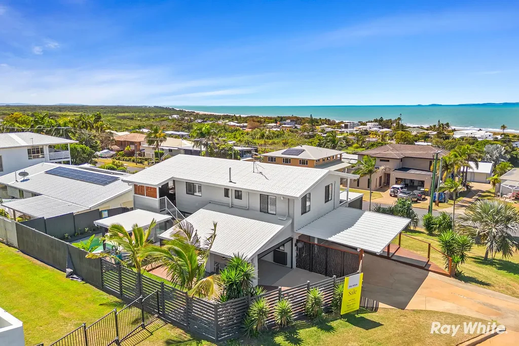 Barlows Hill 4房  Experience the Ultimate in Coastal Living - "Must Be Viewed to Be Appreciated"